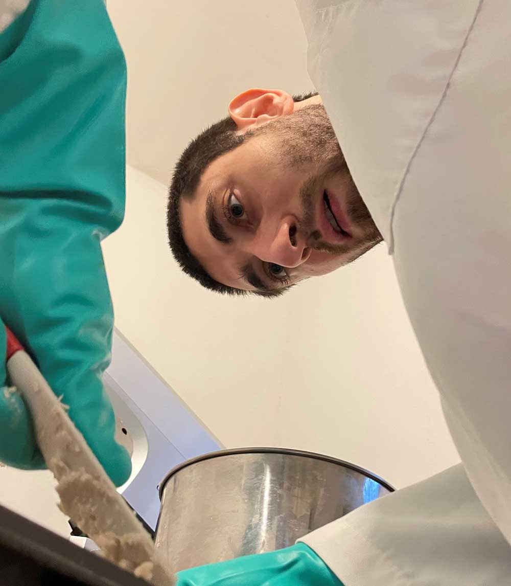 Gabriel en train de fabriquer un shampoing artisanal
